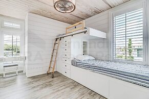 226 Sf 2nd Floor 3 Bedroom Townhouse by RedAwning