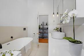 Tropical Paradise -Pool - Spa - Spacious