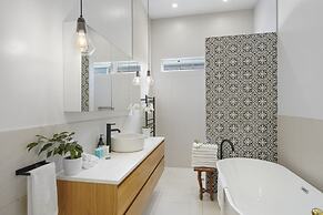 Tropical Paradise -Pool - Spa - Spacious