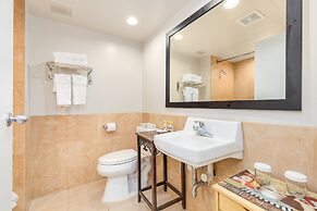 Castle at Palms at Waikīkī