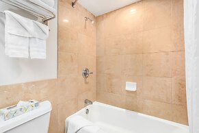 Castle at Palms at Waikīkī