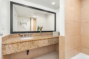 Castle at Palms at Waikīkī