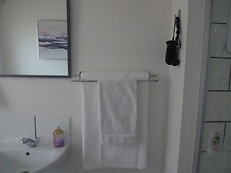 Whole Apartment With Balcony, Breakfast & Parking