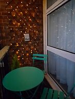 Whole Apartment With Balcony, Breakfast & Parking