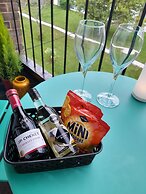 Whole Apartment With Balcony, Breakfast & Parking