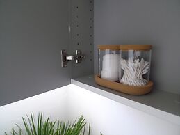 Whole Apartment With Balcony, Breakfast & Parking