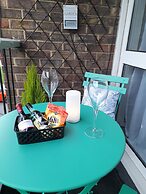 Whole Apartment With Balcony, Breakfast & Parking