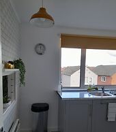 Whole Apartment With Balcony, Breakfast & Parking