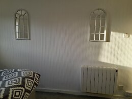 Whole Apartment With Balcony, Breakfast & Parking