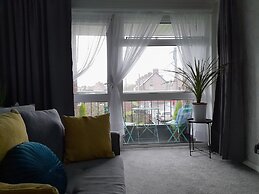 Whole Apartment With Balcony, Breakfast & Parking