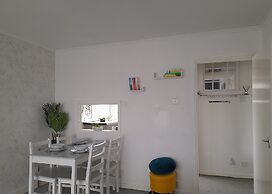 Whole Apartment With Balcony, Breakfast & Parking