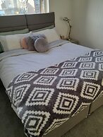 Whole Apartment With Balcony, Breakfast & Parking