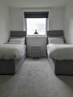 Whole Apartment With Balcony, Breakfast & Parking