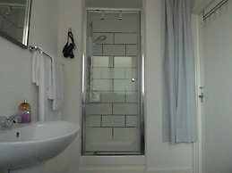 Whole Apartment With Balcony, Breakfast & Parking