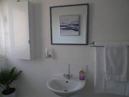 Whole Apartment With Balcony, Breakfast & Parking