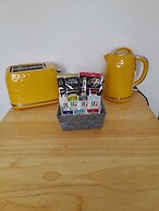 Whole Apartment With Balcony, Breakfast & Parking