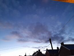 Whole Apartment With Balcony, Breakfast & Parking