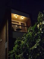 Whole Apartment With Balcony, Breakfast & Parking