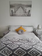 Whole Apartment With Balcony, Breakfast & Parking