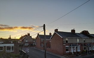 Whole Apartment With Balcony, Breakfast & Parking