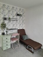 Whole Apartment With Balcony, Breakfast & Parking