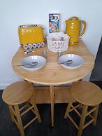 Whole Apartment With Balcony, Breakfast & Parking