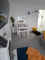 Whole Apartment With Balcony, Breakfast & Parking