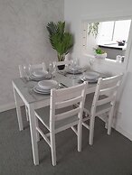 Whole Apartment With Balcony, Breakfast & Parking