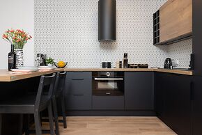 Warsaw Aleja Solidarności by Renters