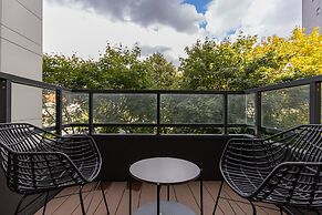 Warsaw Aleja Solidarności by Renters