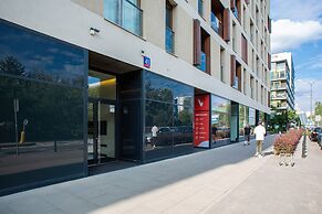 Studio Warsaw Kolejowa by Renters