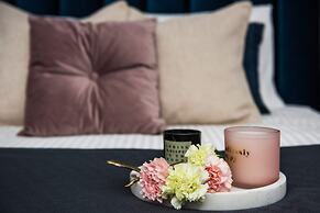 Lake Club Apartments - LoftAffair