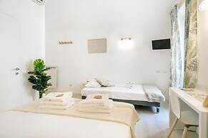 White Candia Guesthouse