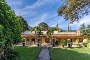 Casa con Alberca Frente al Lago Lakefront House one Step Away From the