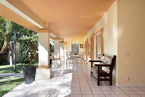 Casa con Alberca Frente al Lago Lakefront House one Step Away From the