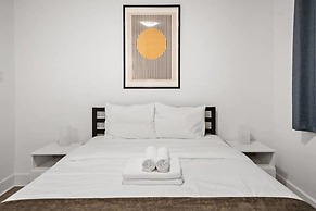 Downtown Metro Frontenac 2 BR new Apartment max 6p