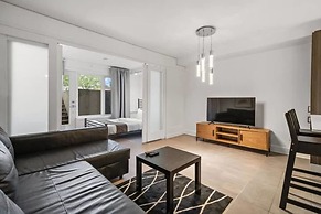 Downtown Metro Frontenac 2 BR new Apartment max 6p