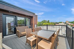 Private Roof top Patio Downtown Metro Frontenac