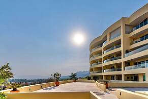 Enjoy Your Stay at a Luxury 3 Bedroom Condo With Stunning Lake Views