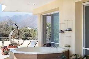 Enjoy Your Stay at a Luxury 3 Bedroom Condo With Stunning Lake Views