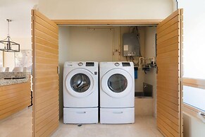 Enjoy Your Stay at a Luxury 3 Bedroom Condo With Stunning Lake Views