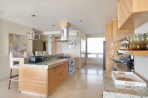 Enjoy Your Stay at a Luxury 3 Bedroom Condo With Stunning Lake Views