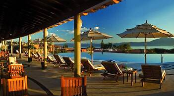 Enjoy Your Stay at a Luxury 3 Bedroom Condo With Stunning Lake Views