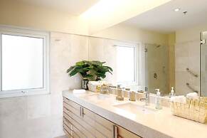 Enjoy Your Stay at a Luxury 3 Bedroom Condo With Stunning Lake Views