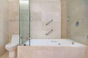 Enjoy Your Stay at a Luxury 3 Bedroom Condo With Stunning Lake Views