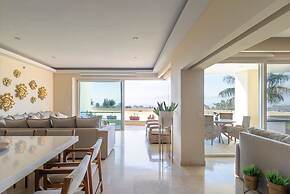 Enjoy Your Stay at a Luxury 3 Bedroom Condo With Stunning Lake Views