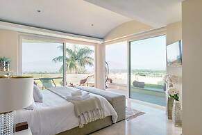 Enjoy Your Stay at a Luxury 3 Bedroom Condo With Stunning Lake Views