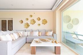 Enjoy Your Stay at a Luxury 3 Bedroom Condo With Stunning Lake Views