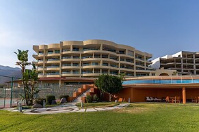 Enjoy Your Stay at a Luxury 3 Bedroom Condo With Stunning Lake Views