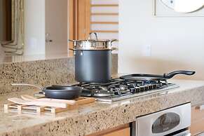 Enjoy Your Stay at a Luxury 3 Bedroom Condo With Stunning Lake Views